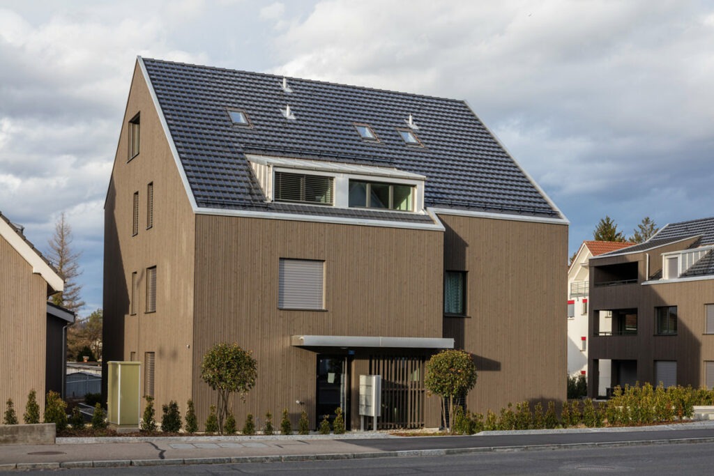 Aussenansicht eines Mehrfamilienhauses in Regensdorf mit Photovolataiksdachziegel Panotron von Gasser Ceramic