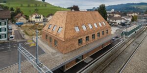 Aussenansicht Bahnhof Huttwil, Bern, mit Tondachziegeln von Gasser Ceramic
