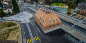 Aussenansicht Bahnhof Huttwil, Bern, mit Tondachziegeln von Gasser Ceramic