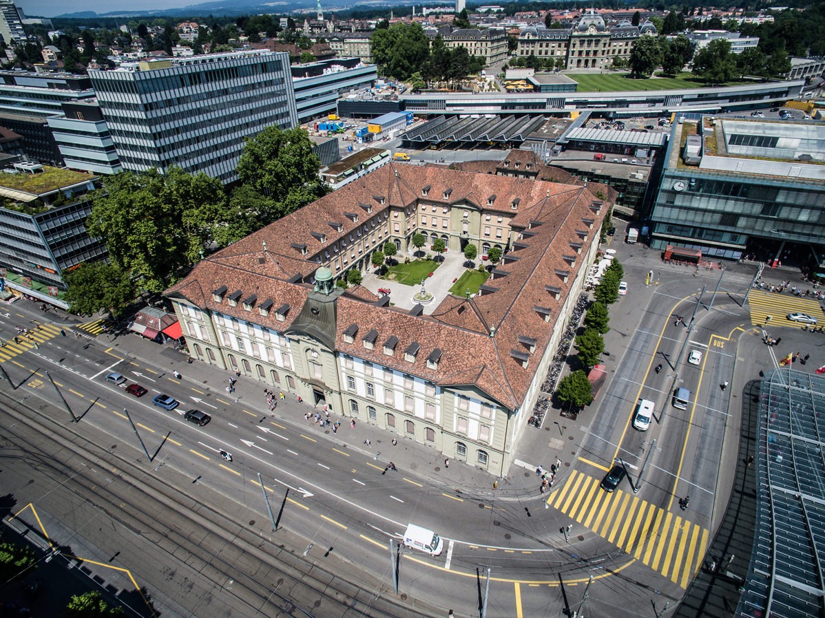 Aussenansicht Burgerspital Bern mit Biberschwanzziegeln von Gasser Ceramic