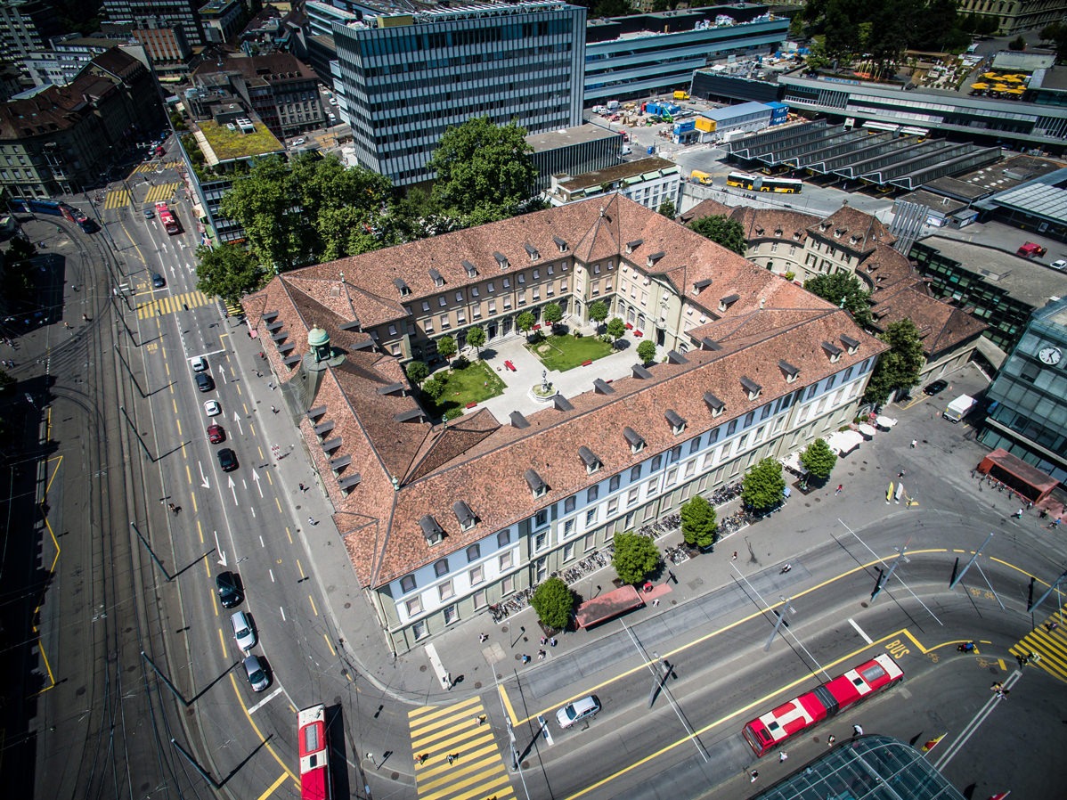 Aussenansicht Burgerspital Bern mit Biberschwanzziegeln von Gasser Ceramic
