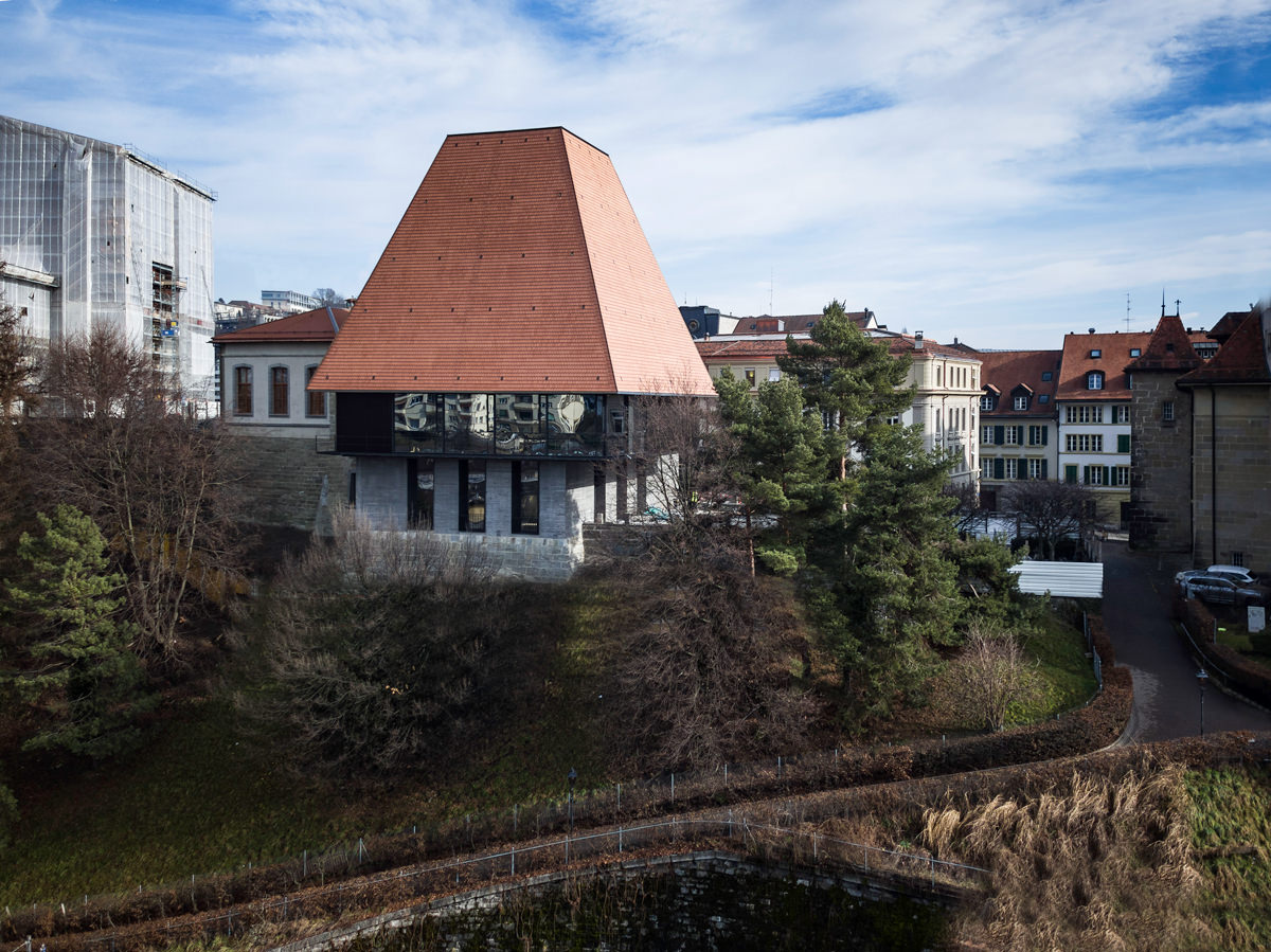 Aussenansicht des Parlaments Vaudoise in Lausanne, dessen Dach mit Biberschwanzziegeln von Gasser Ceramic eingedeckt ist.