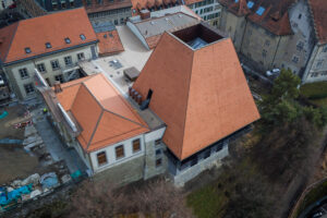 Aussenansicht des Parlaments Vaudoise in Lausanne, dessen Dach mit Biberschwanzziegeln von Gasser Ceramic eingedeckt ist.