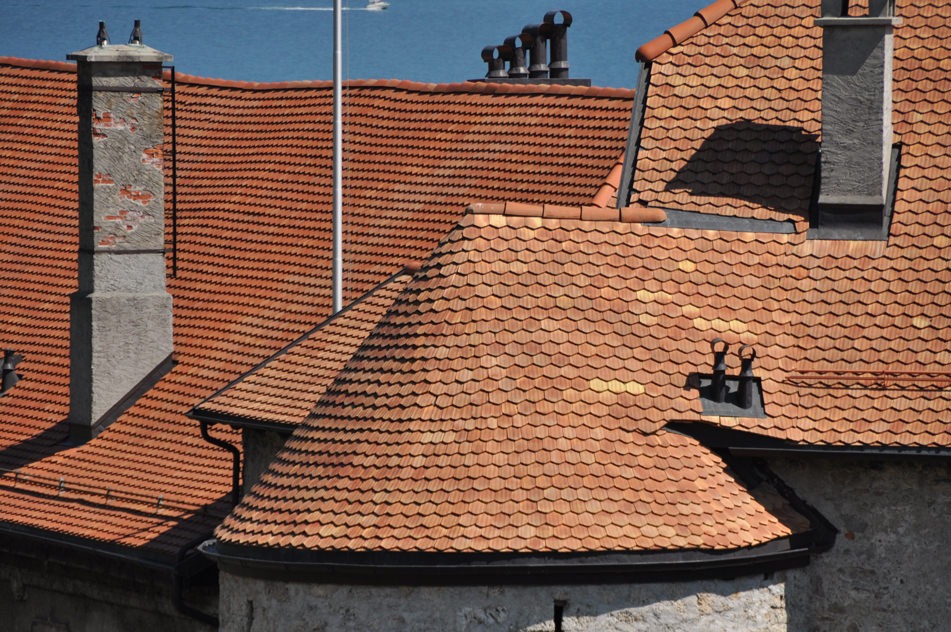 Aussenansicht Schloss Gléroles in Saint-Saphorin, dessen Dach mit Biberschwanzziegeln von Gasser Ceramic eingedeckt ist.
