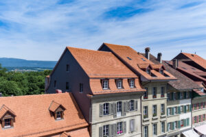 Aussensicht des Stedtli Aarberg, dessen Dächer mit Biberschwanzziegeln von Gasser Ceramic eingedeckt sind.