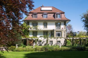 Aussenansicht einer Villa in Lyss BE, deren Dach mit Biberschwanzziegeln von Gasser Ceramic eingedeckt ist.