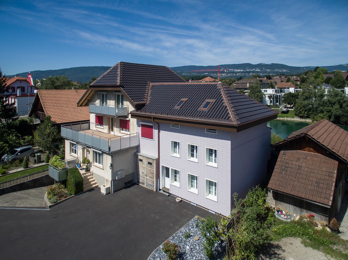 Aussenansicht eines Wohnhauses in Aegerten mit Panotron Photovoltaik Dachziegeln von Gasser Ceramic