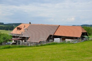 Aussenansicht eines Wohnhauses in Alterswil, dessen Dach mit Panotron Photovoltaikdachziegeln von Gasser Ceramic eingedeckt ist