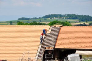 Dachdecker beim Verlegen Panotron Photovoltaikziegeln von Gasser Ceramic auf einem Wohnhaus in Alterswil