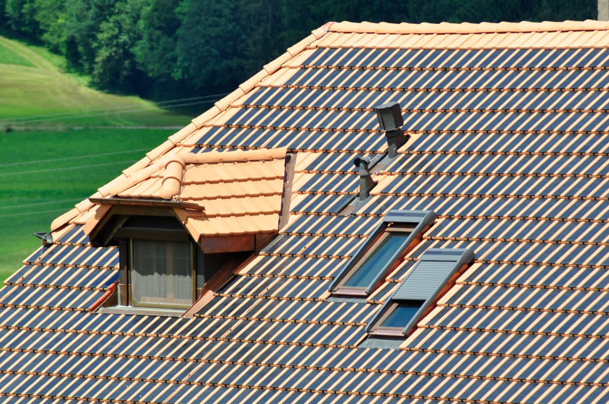 Detailansicht des Daches eines Wohnhauses in Alterswil, das mit Panotron Photovoltaikdachziegeln von Gasser Ceramic eingedeckt ist