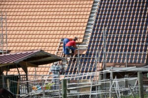 Dachdecker beim Verlegen Panotron Photovoltaikziegeln von Gasser Ceramic auf einem Wohnhaus in Alterswil