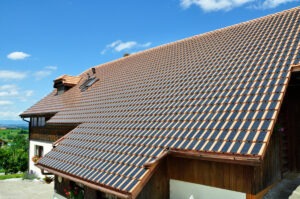 Aussenansicht eines Wohnhauses in Alterswil, dessen Dach mit Panotron Photovoltaikdachziegeln von Gasser Ceramic eingedeckt ist