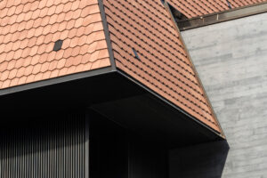 Detailansicht des Daches des Parlaments Vaudoise in Lausanne, das mit Biberschwanzziegeln von Gasser Ceramic eingedeckt ist.