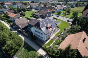 Aussenansicht eines Wohnhauses in Aegerten mit Panotron Photovoltaik Dachziegeln von Gasser Ceramic