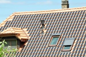 Detailansicht des Daches eines Wohnhauses in Alterswil, das mit Panotron Photovoltaikdachziegeln von Gasser Ceramic eingedeckt ist