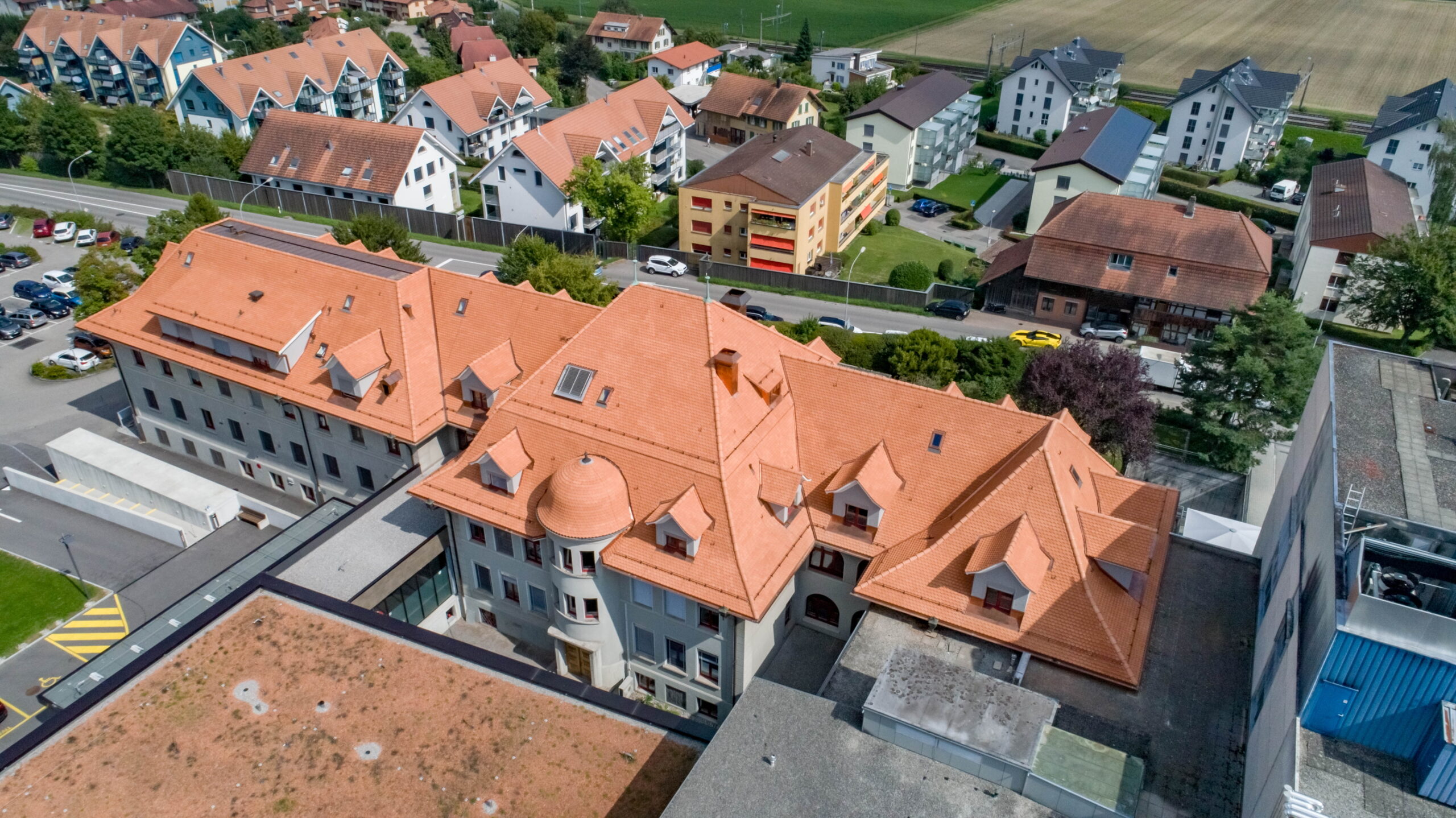 Neues Dach des Spitals Aarberg, eingedeckt mit Berner Biberschwanzziegeln in naturrot von Gasser Ceramic