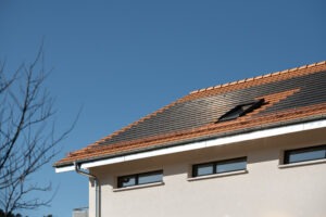 Sanierung Mehrfamilienhaus, Granges-Marnand, Waadt, Solarmodul FIT 52, Flachschiebeziegel FS 03 (ZR), Gasser Ceramic, Panotron AG