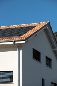 Sanierung Mehrfamilienhaus, Granges-Marnand, Waadt, Solarmodul FIT 52, Flachschiebeziegel FS 03 (ZR), Gasser Ceramic, Panotron AG