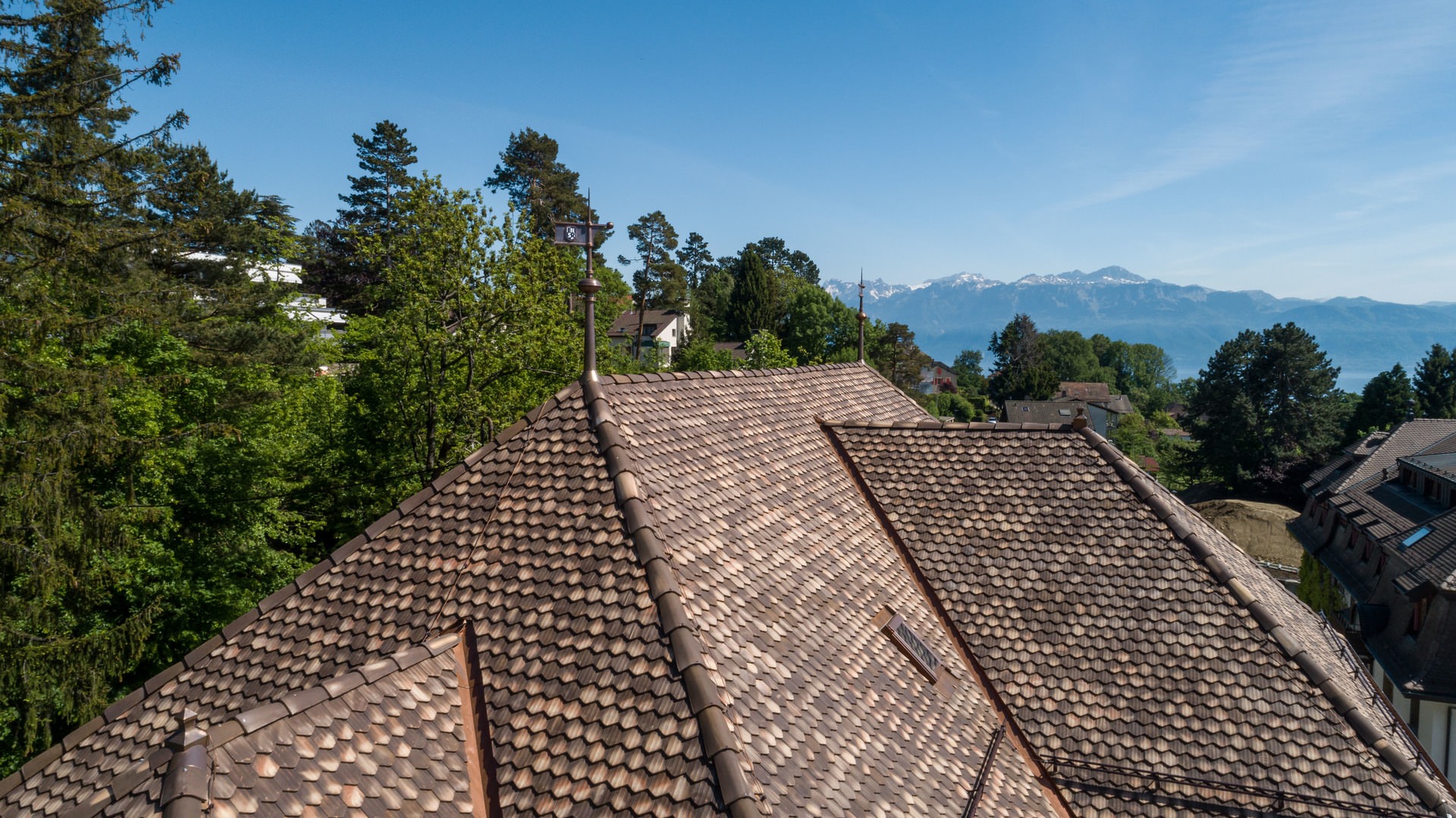 ENSR Lausanne Dachsanierung 2019 mit Biberschwanzziegel 17/38 l'ancienne altbraun nuanciert von Gasser Ceramic