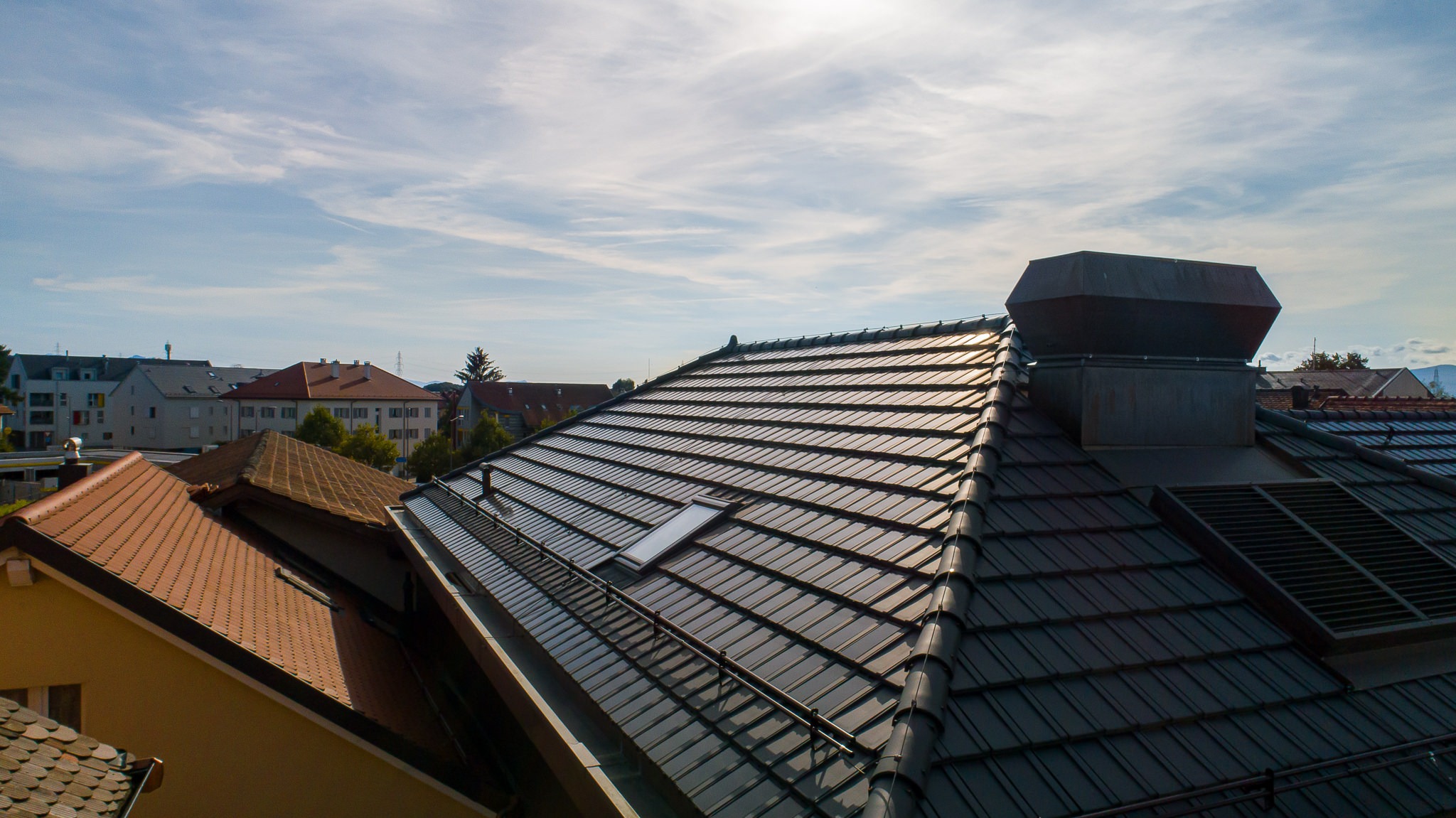 Raiffeisen Gros de Vaud, Echallens, eingedeckt mit Photovoltaik PAN 32 Dachziegeln von Gasser Ceramic, Aussenaufnahme