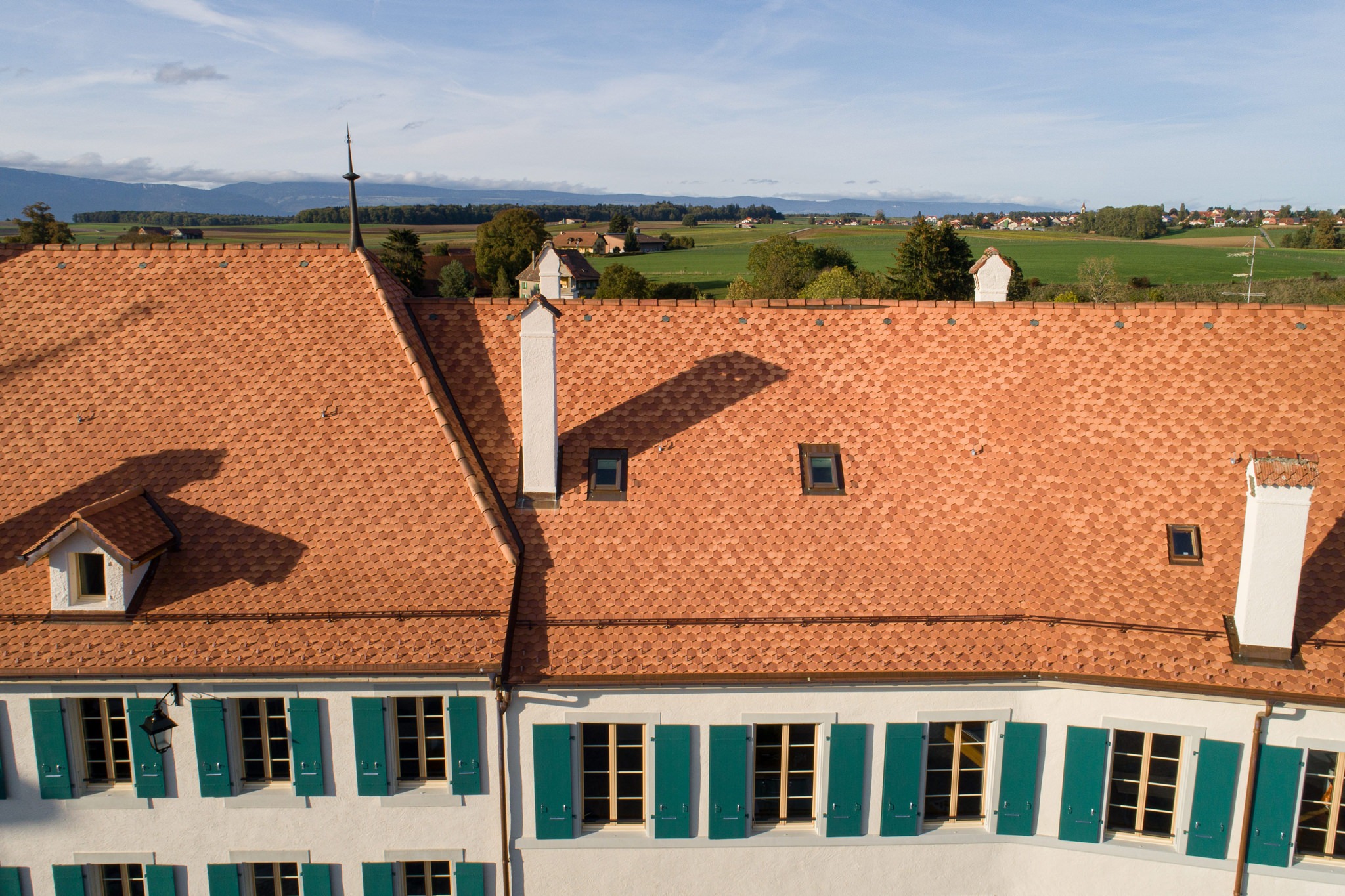 Aussenaufnahme Schloss/Château Echallens, eingedeckt mit Biberschwanzziegeln Antico 16.5/37.5 von Gasser Ceramic.