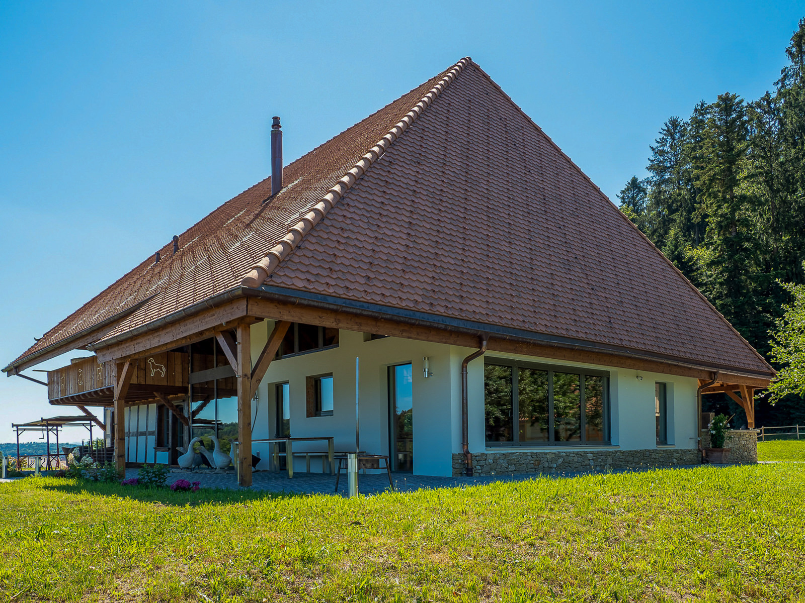 Bauernhaus, Scheunenberg, Wengi, Bern, eingedeckt mit Biberschwanzziegeln antik 16.5/39 (ZR), getragen von Einsteinmauerwerk Capo 365 T6; beides von Gasser Ceramic.