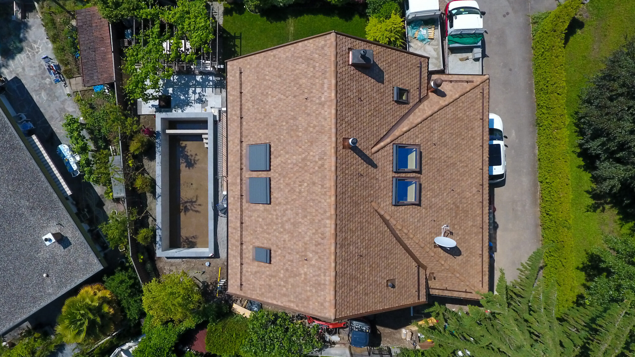 Einfamilienhaus, Montreux, eingedeckt mit Biberschwanzziegel gewellt Typ-BX braun nuancier