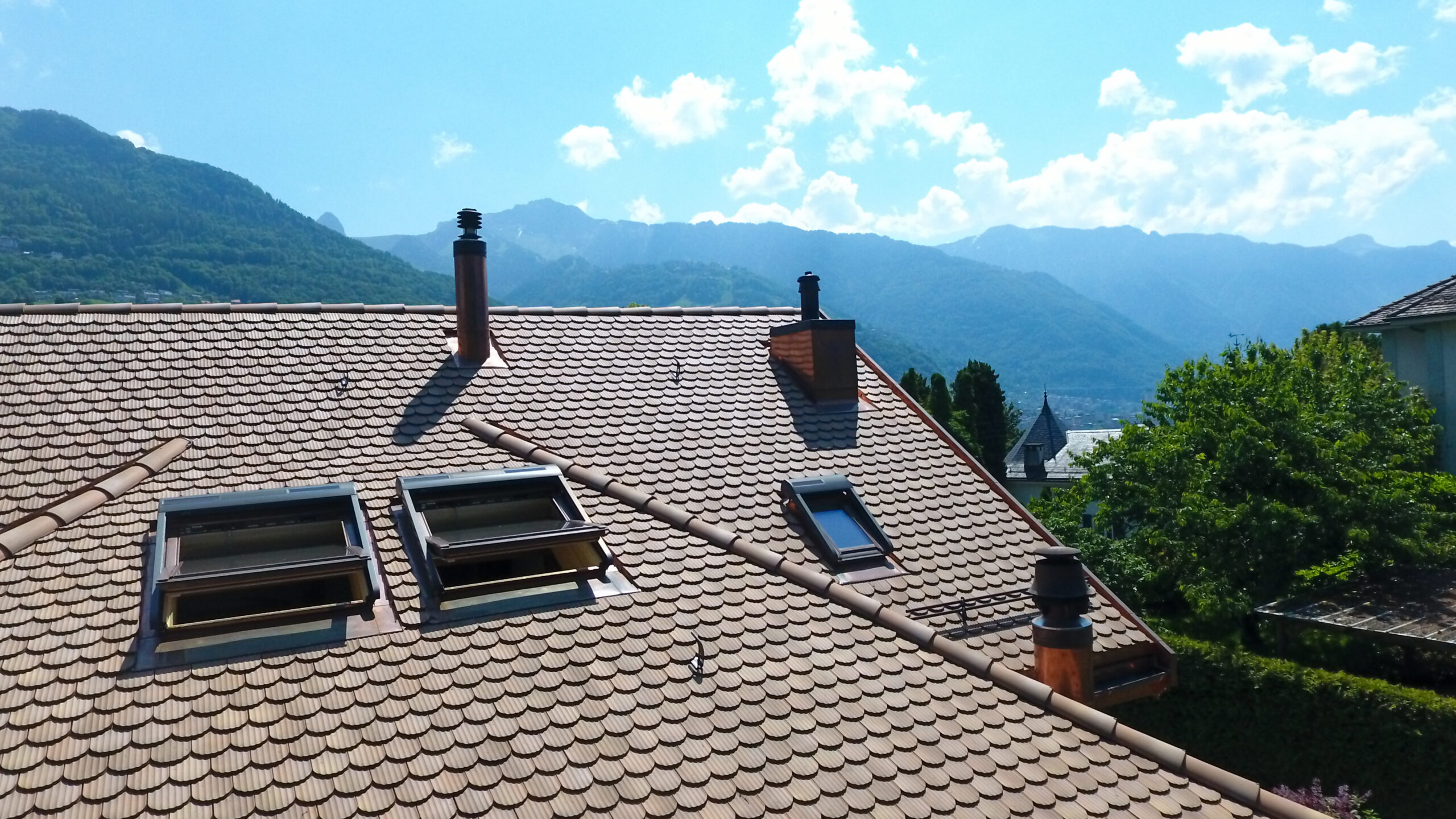 Einfamilienhaus, Montreux, eingedeckt mit Biberschwanzziegel gewellt Typ-BX braun nuanciert