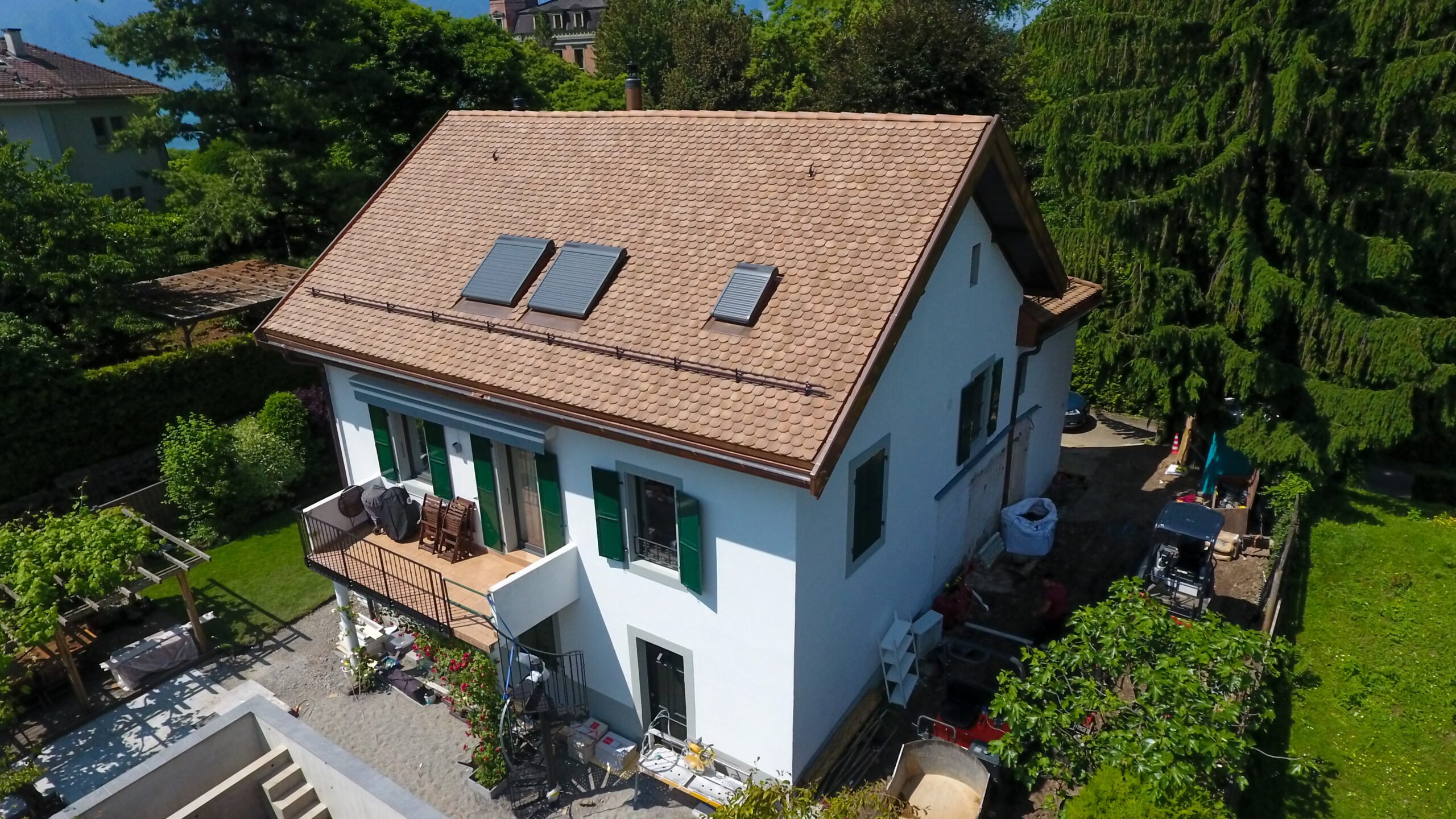 Einfamilienhaus, Montreux, eingedeckt mit Biberschwanzziegel gewellt Typ-BX braun nuanciert
